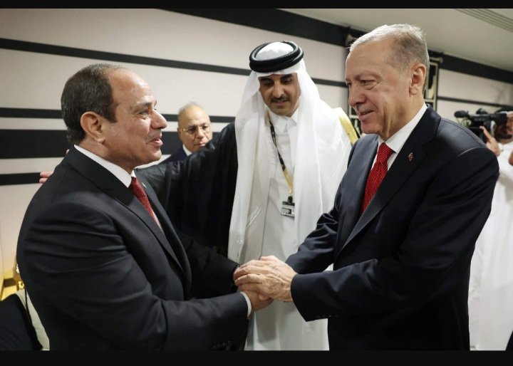 مصافحة تاريخية بين اردوغان والسيسي