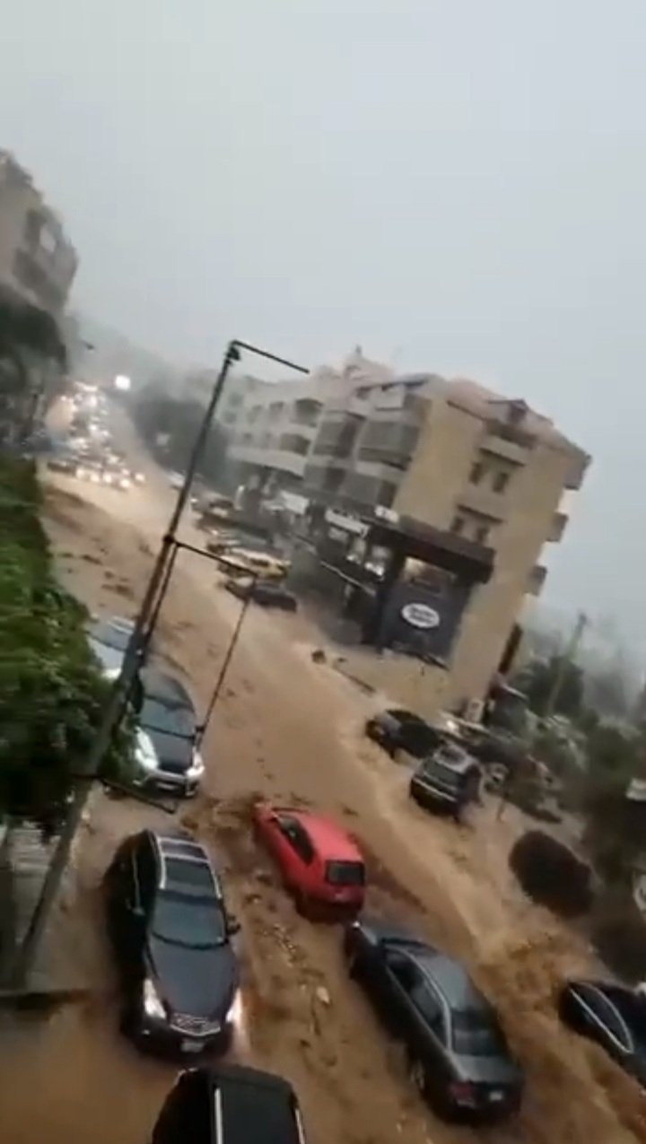 طرقات لبنان تكتسحها السيول وحمية يلفت الى مساويء التعديات