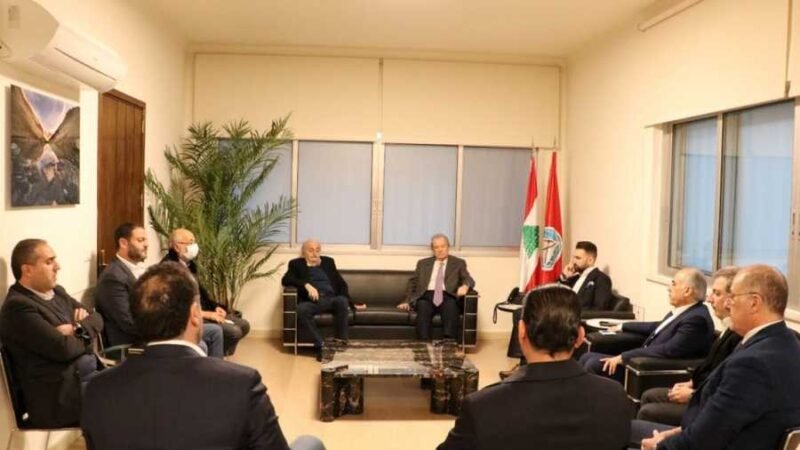 اللقاء الديمقراطي: ما نسمعه من طروحات كالفيدرالية واللامركزية المالية الموسعة  يأخذنا الى مكان اخر ويعيدنا الى زمن الإنقسام