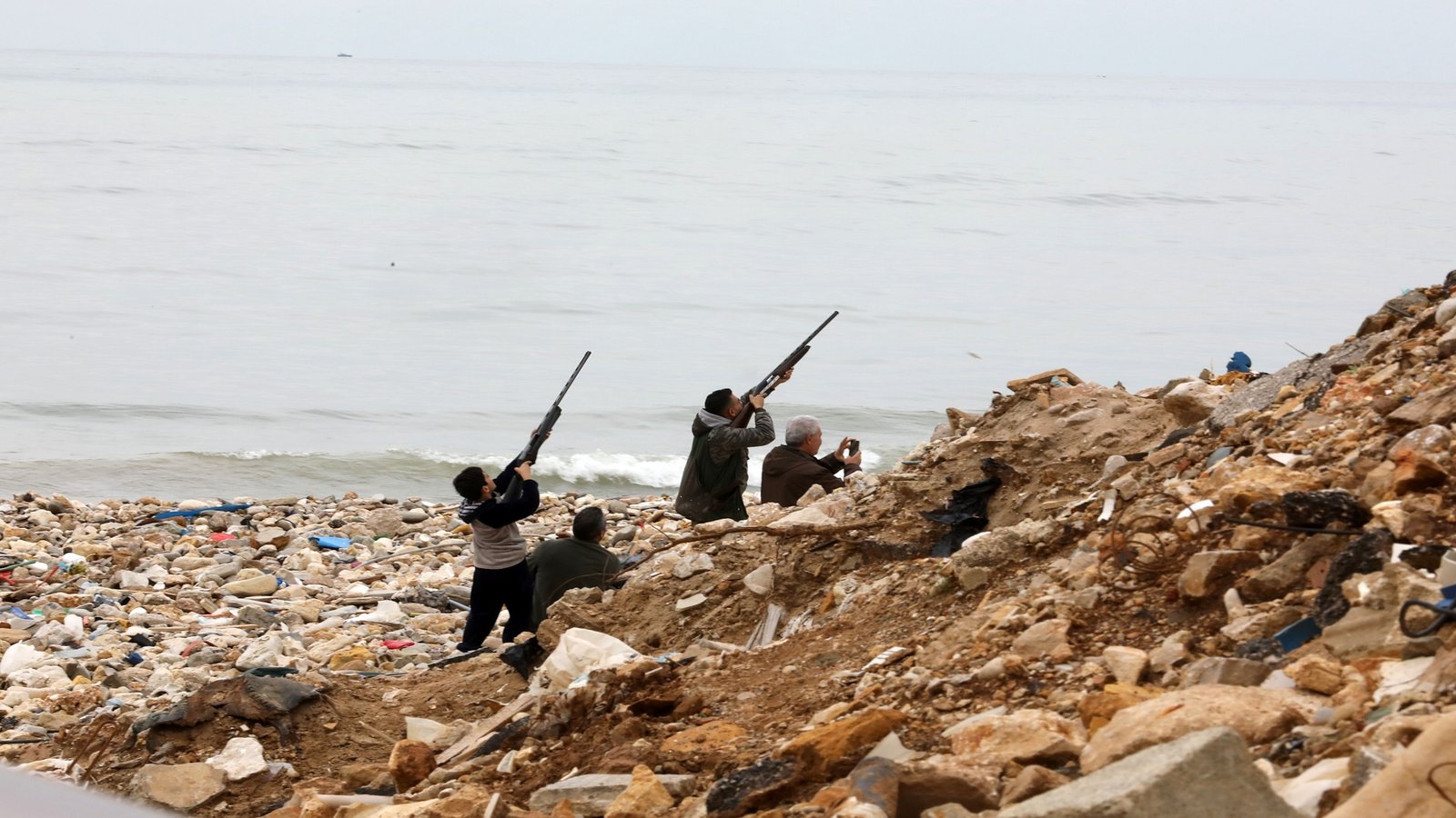 «الميدل إيست» تلوّح باستخدام صيّادين لقتل الطيور المُحيطة بالمطار