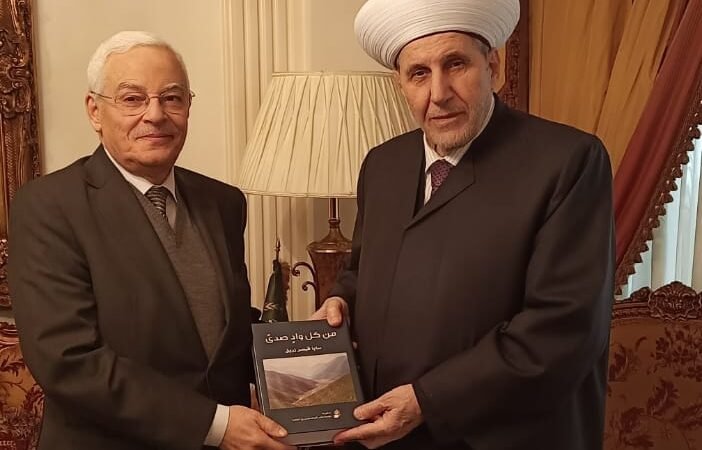 زريق اهدى كتابه من كل واد صدى للمفتي الشعار