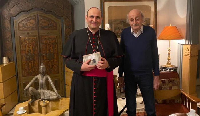 جنبلاط استقبل  السفير البابوي في لبنان