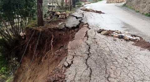 انهيار طريق في الضنية