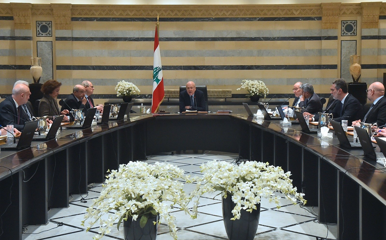 إلغاء جلسة مجلس الوزراء حرم الموظفين من الزيادات!