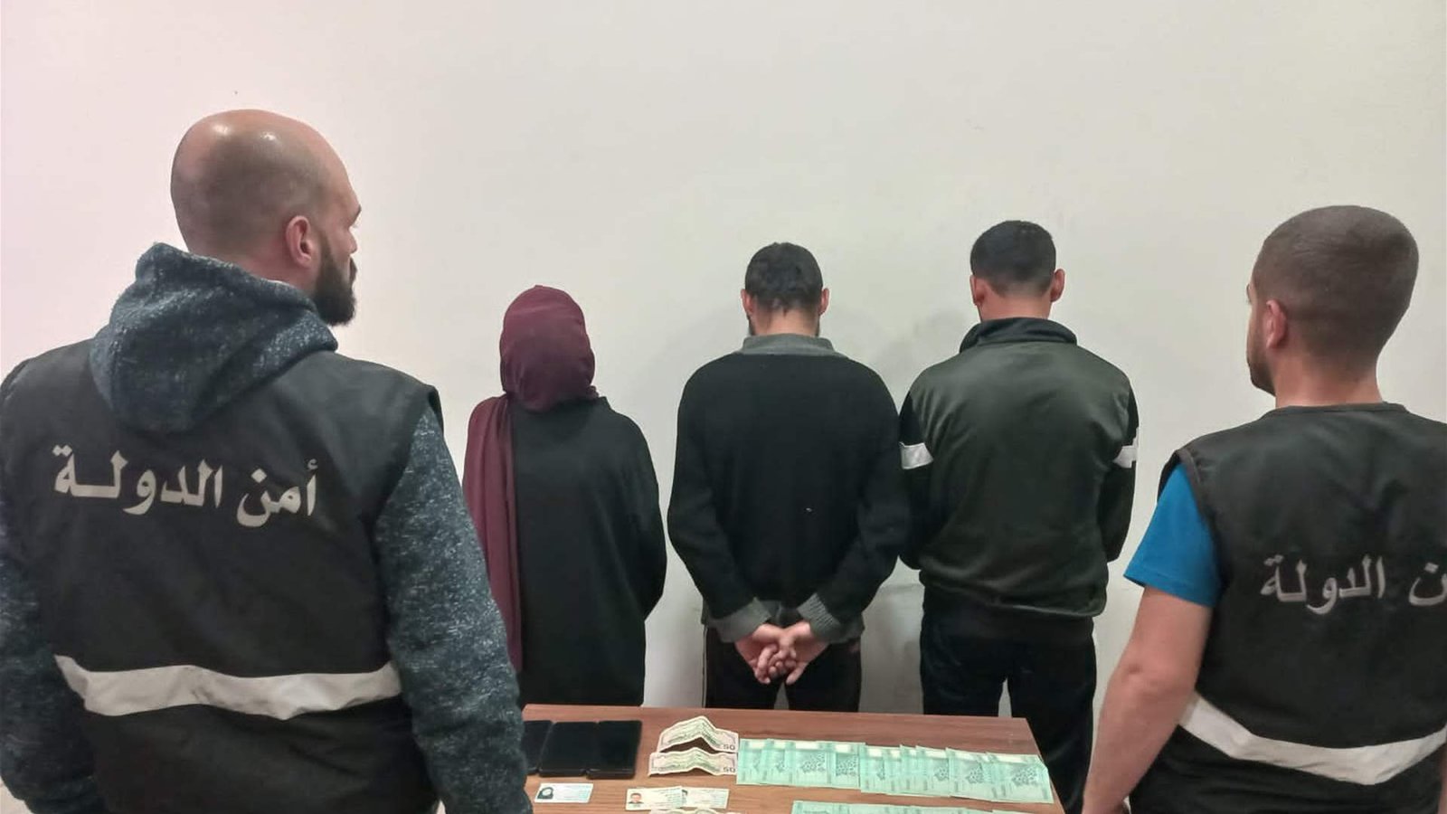 توقيف عصابةً لترويج العملات المزيّفة