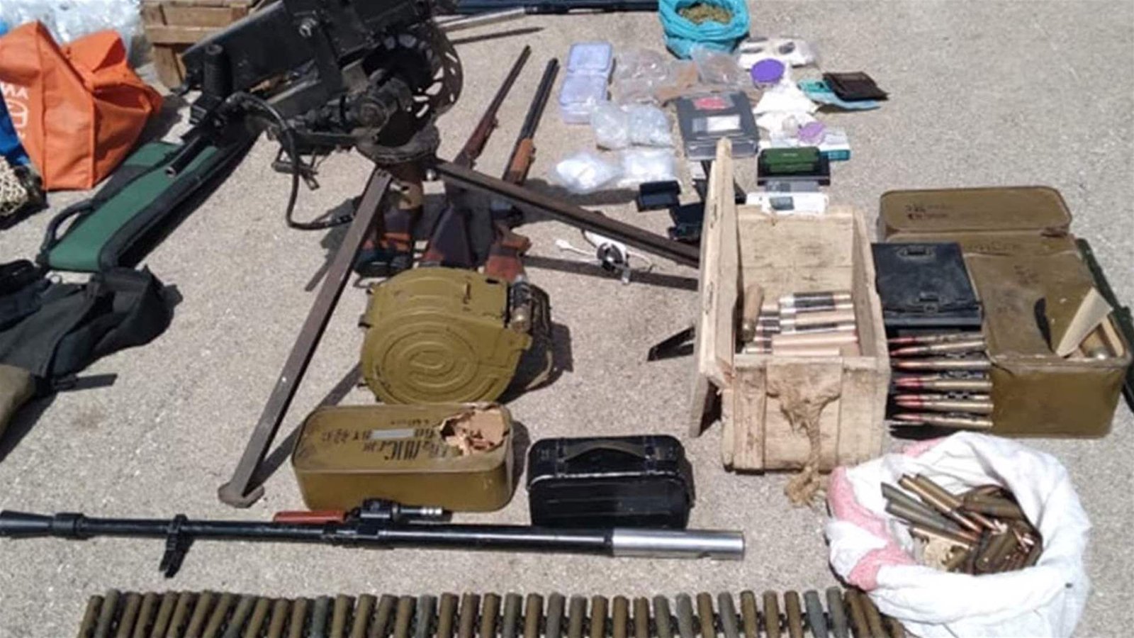 الجيش اوقف مطلوبين  وضبط أسلحة ومخدرات في حي الشراونة بعلبك