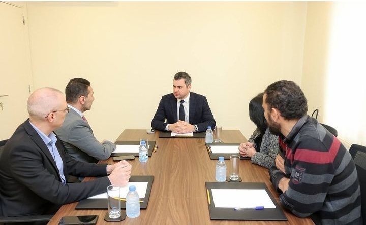 موظفو القطاع العام يلتقون فرنجية