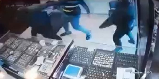 محاولة سطو فاشلة في ضهر العين على محل مجوهرات