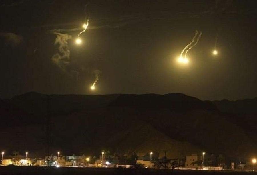 غارات وهمية وقنابل مضيئة جنوبا