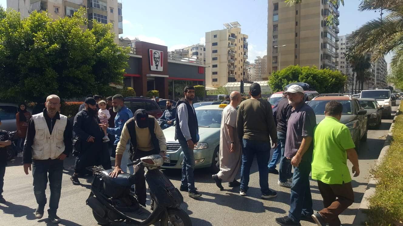 “الجديد”: محتجون يقطعون اوتوستراد طرابلس – بيروت بسبب توقيف عدد من الشبان