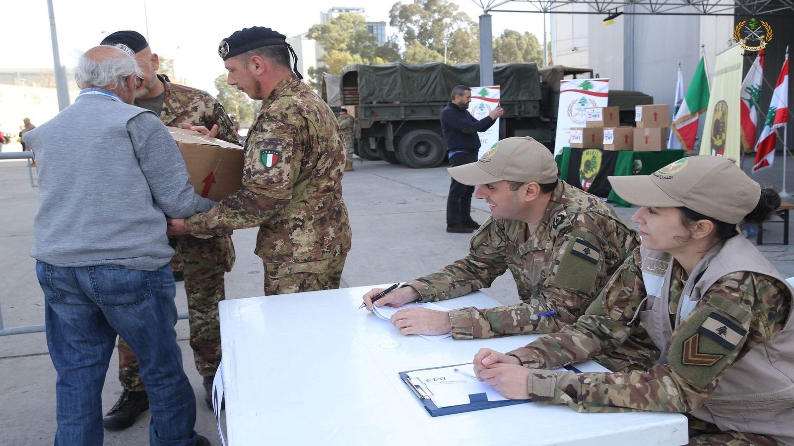 الجيش وزع حصصا غذائية على عائلات في منطقة الكرنتينا