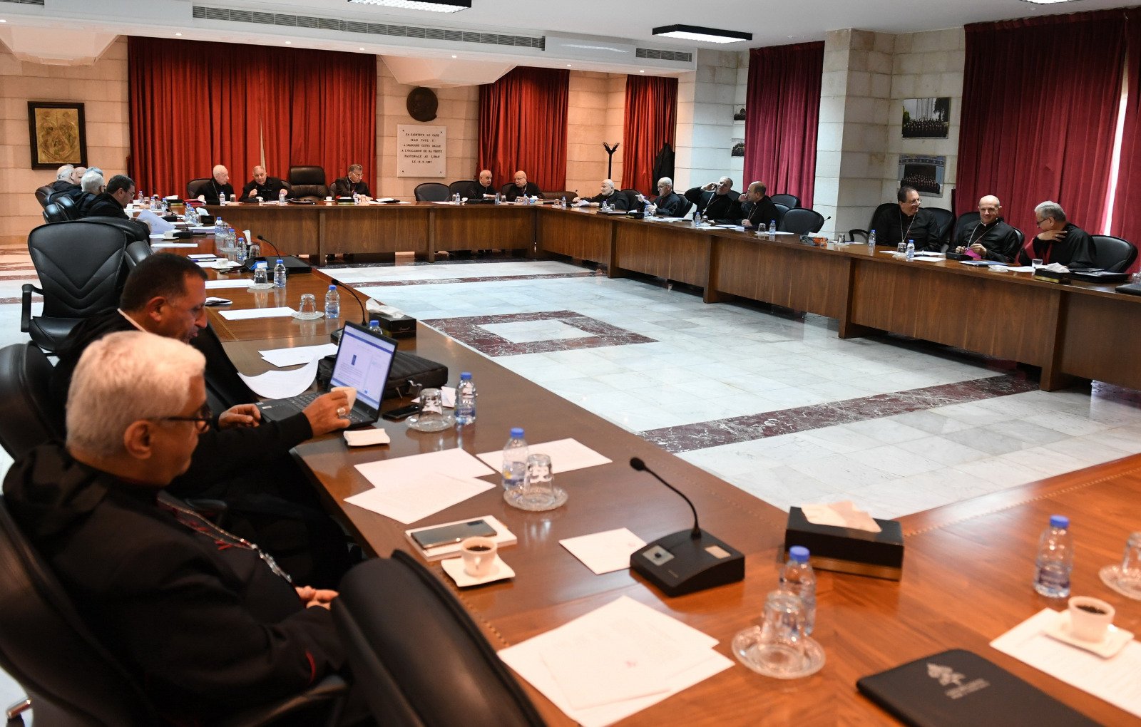 مجلس المطارنة الموارنة يستنكر  المحاولات الهادفة  إلى تحويل جنوب لبنان صندوقًا لتبادل الرسائل في الصراعات الإقليمية ويبدي رفضه للسياسات الدولية الهادفة إلى ترسيخ نزوح السوريين في لبنان سعيًا إلى توطينهم