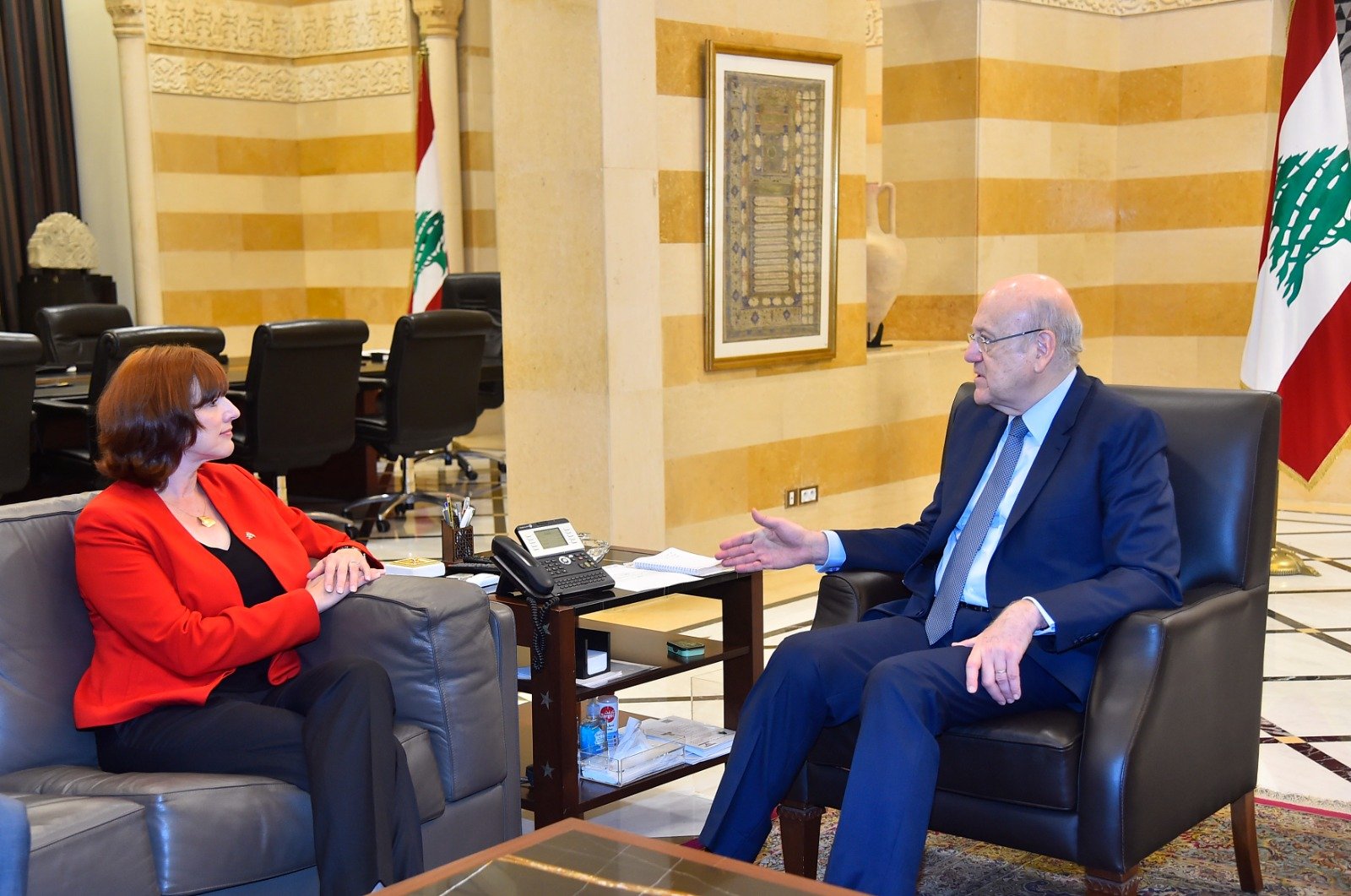 إستقبل رئيس الحكومة نجيب ميقاتي سفيرة كندا لدى لبنان ستيفاني ماكولم