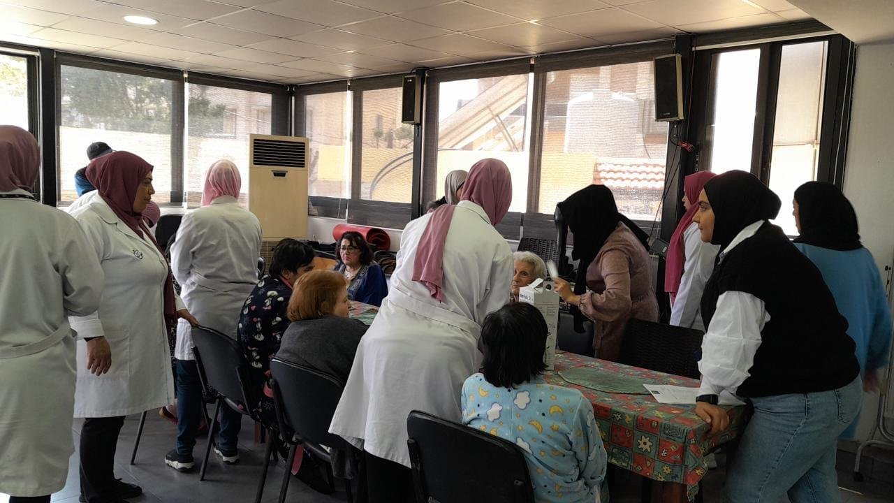 العزم  يشارك المسنين فرحة عيد الفطر