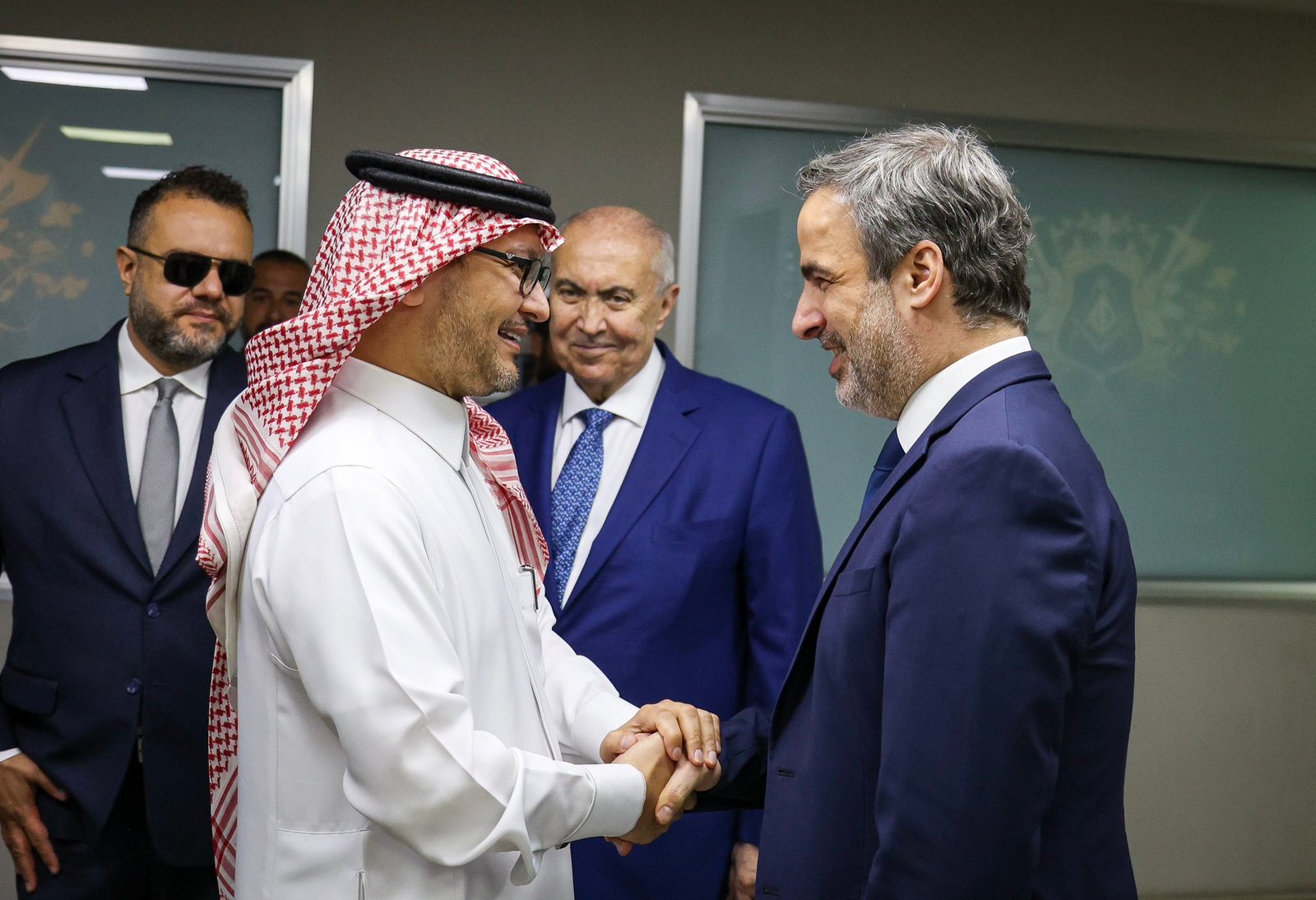 البخاري زار معوض : لبنان لا يجب أن يكون خارج النمو