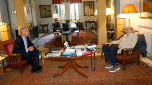 جنبلاط عرض للتطوّرات مع سفير أستراليا وأبرق إلى بارزاني