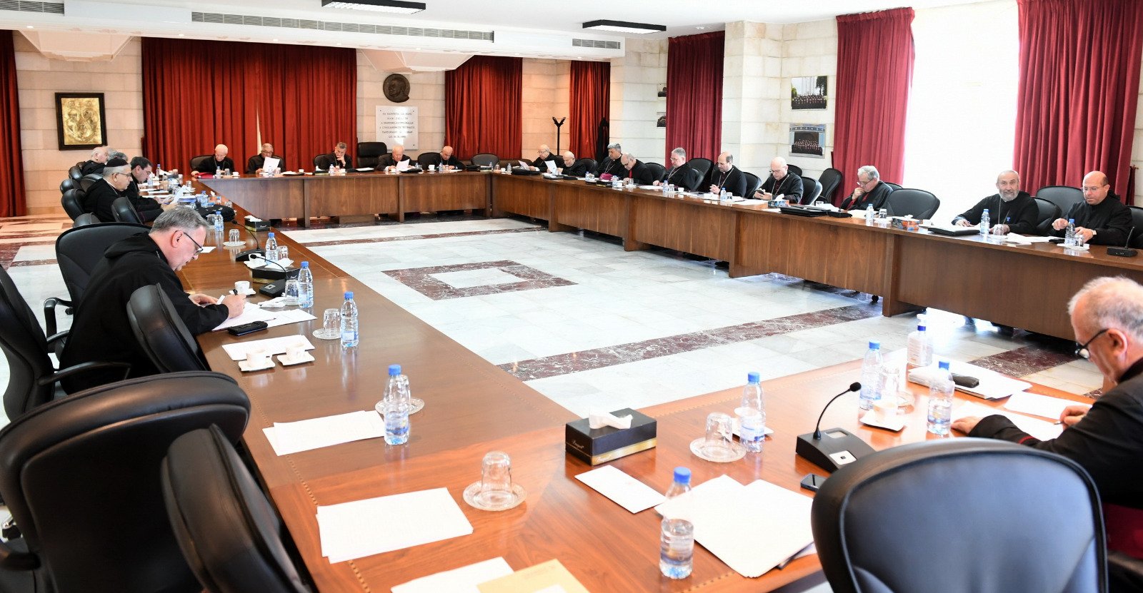 المطارنة الموارنة يستغربون  الخطاب السياسي المُؤيِّد لإعادة لبنان إلى مسار توريطه في نزاعاتٍ إقليمية مسلحة لم يحصُدْ سابقًا من جرائها سوى الموت والدمار.