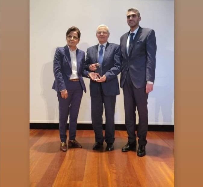 بعد تكريمه من قبل جائزة التميّز الدكتور زريق يقول: كلما شجعنا الثقافة سلبنا من أيدي الجهلاء قنبلة.