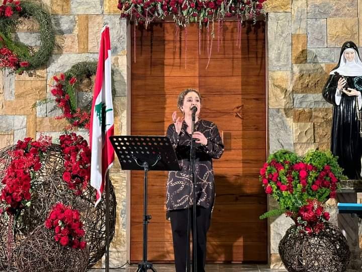 دير مار سركيس وباخوس زغرتا- أهدن يصدح بالترنيم خلال ريستال أحييته المرنمة جومانا مدور في باحة الدير الخارجية