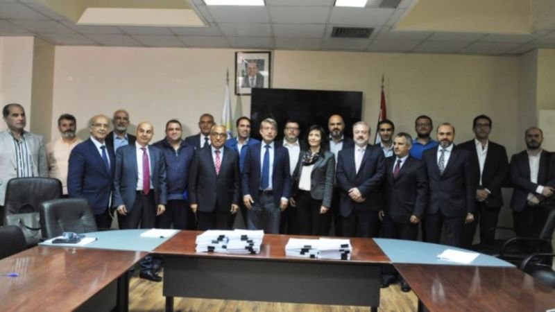 فياض وقع عقودا مع ممثلي 11 شركة لبناء محطات إنتاج الكهرباء من الطاقة الشمسية