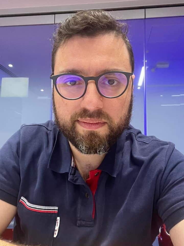 عبادة اللدن : لا يعقل أن يسمح البلد بخروج الأموال لا لتامر حسني ولا لغير ذلك