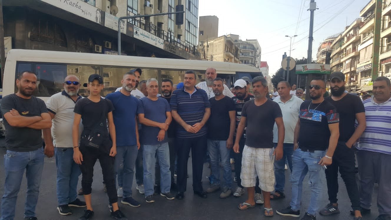 سائقون في طرابلس يعتصمون استنكارا لاعتداء سوريين على زملائهم