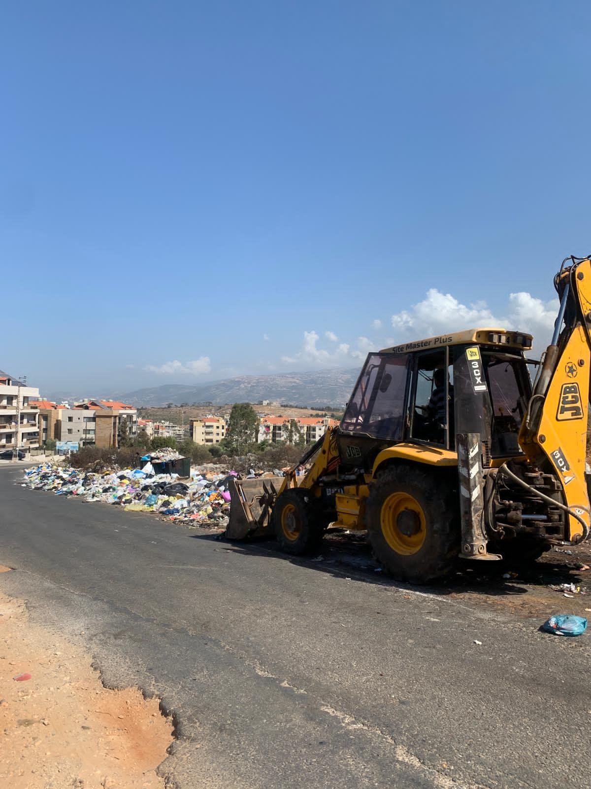 ازالة النفايات من شوارع النخلة وحارة الخاصة تحسبا لهطول الأمطار