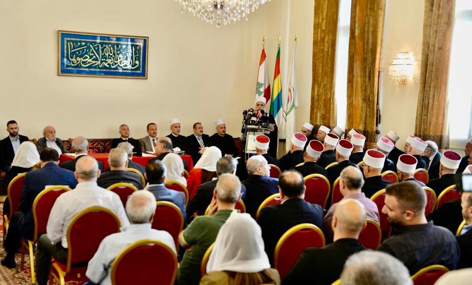 اجتماع موّسع في دار طائفة الموّحدين الدروز و شيخ العقل يدعو لأن يبقى حراك السويداء سلميا ووطنيا -“وجنبلاط: تأييد الحراك وتفادي الدخول في أية صراعات داخلية