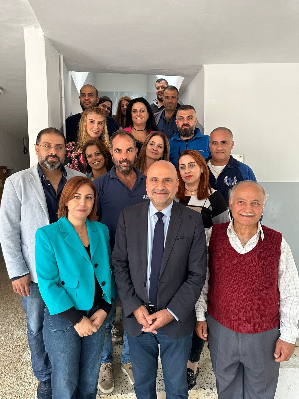 ابي رميا في خلال تفقده الطاقة الشمسية في مدرسة بشلي: