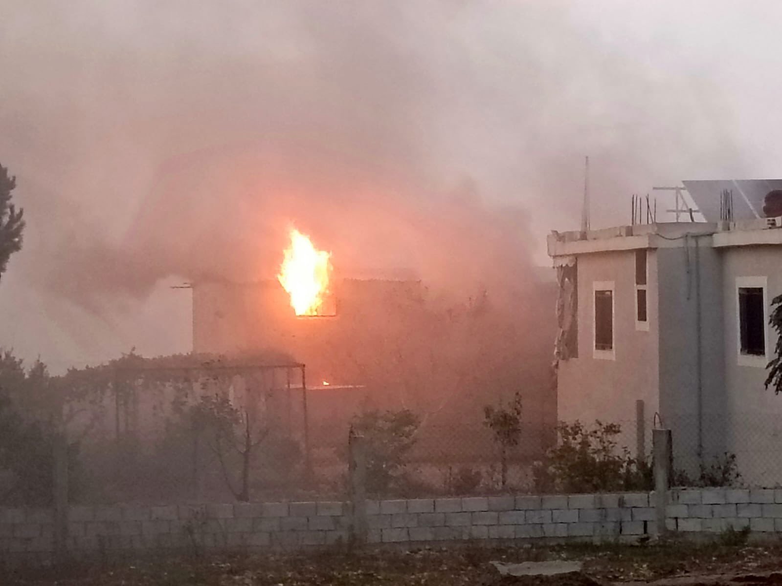 احتراق صالة للمفروشات في طيرحرفا جراء القصف المعادي