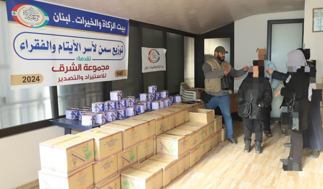 بيت الزكاة والخيرات يوزع علب سمنة على اسره وايتامه بتبرع من مجموعة الشرق الأوسط للاستيراد والتصدير